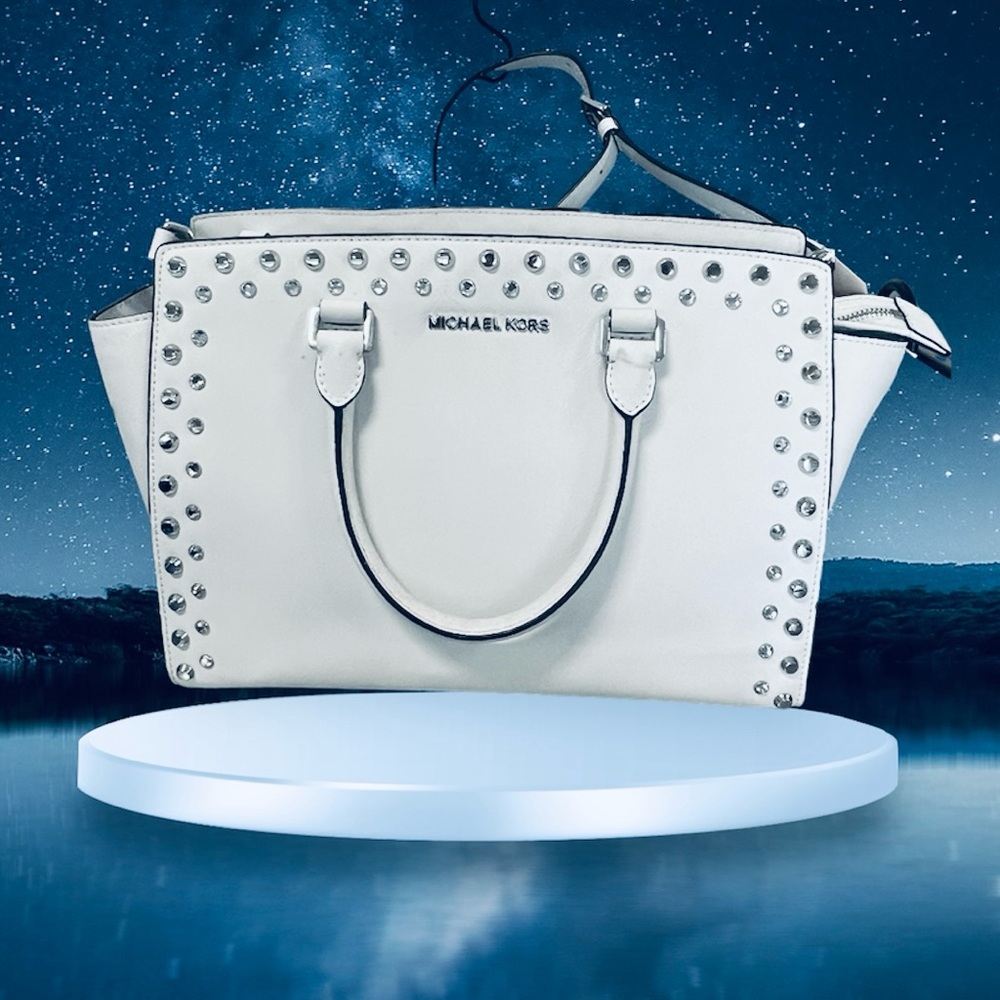 SOLD OUTSIDE OF POSH !!
Dazzling and sophisticated, Michael Kors handbag